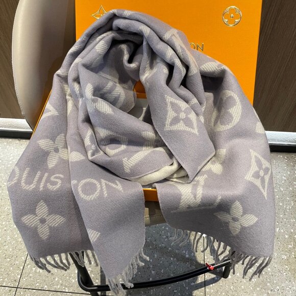 Women's Louis Vuitton Scarf - Picture 5 of 6